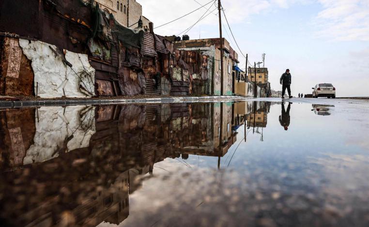 مياه الامطار تسد طرقات غزة