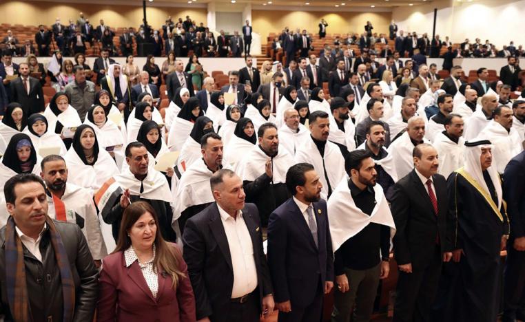الحلبوسي يتوسط نواب الكتلة الصدرية الذين حضروا جلسة البرلمان مرتدين الأكفان