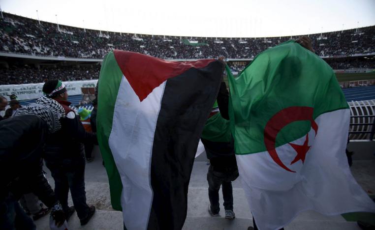 مشجعون يرفعون العلمين الجزائري والفلسطيني في ملعب 5 يوليو في الجزائر العاصمة