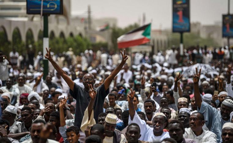 احتجاجات السودانيين لاعادة الحكم المدني جوبهت بعنف مفرط