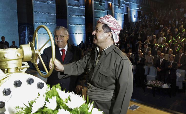 الرئيسان الكردي مسعود بارزاني والعراقي الراحل جلال طالباني في حفل تدشين خط الانابيب نحو تركيا (2009)