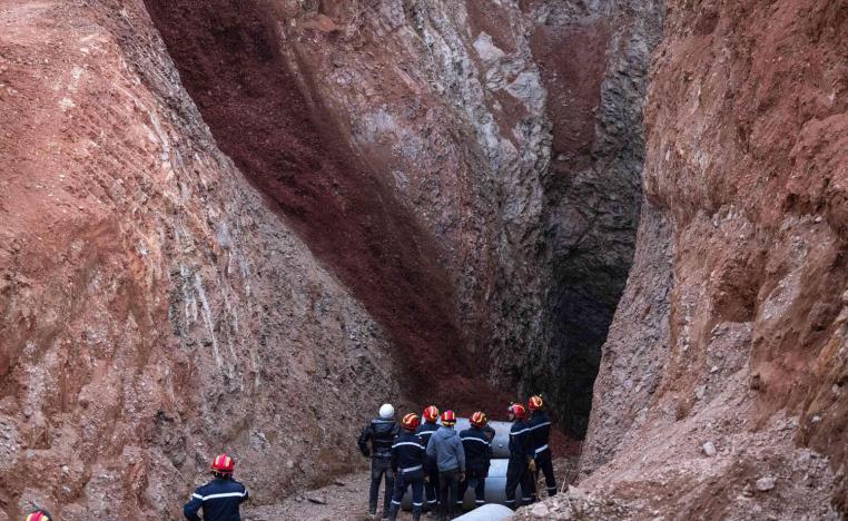 عمال انقاذ مغاربة عند موقع البئر الذي سقط فيه الطفل ريان
