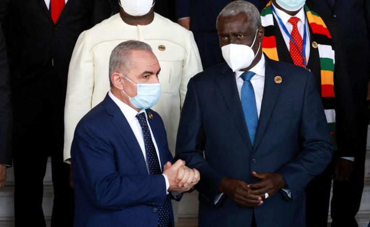 رئيس الوزراء الفلسطيني محمد اشتية مع رئيس مفوضي الاتحاد الأفريقي موسى فقي محمد خلال القمة الأفريقية في أديس أبابا