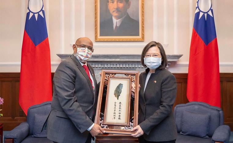 omaliland's FM Essa Kayd Mohamoud (L) with Taiwan's President Tsai Ing-wen 