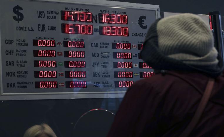 الليرة التركية خسرت أكثر من 40 بالمئة من قيمتها خلال أشهر معدودة