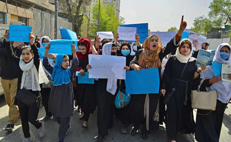 عشرون عاما من مكاسب المرأة تتبدد بين ليلة وضحاها