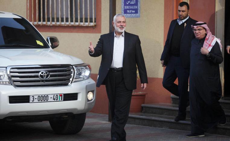 زعيم حماس إسماعيل هنية مع السفير القطري محمد العمادي