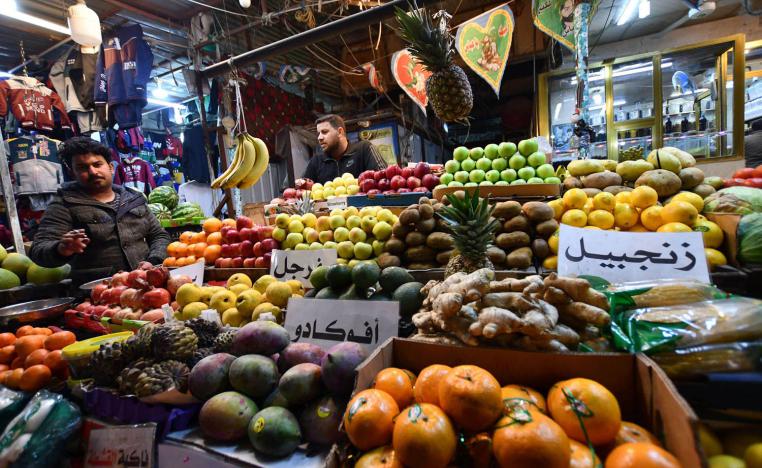 بائع للخضر والفواكه في البصرة