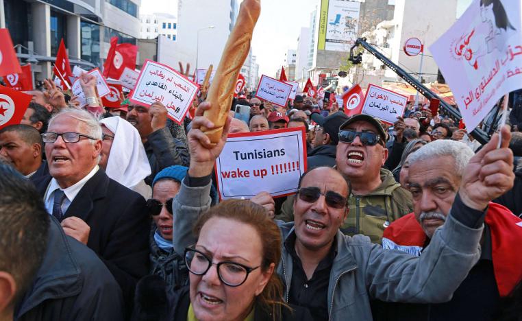 الازمتين السياسية والاقتصادية تهدد بانفجار اجتماعي في تونس ينتظره معارضو قيس سعيد