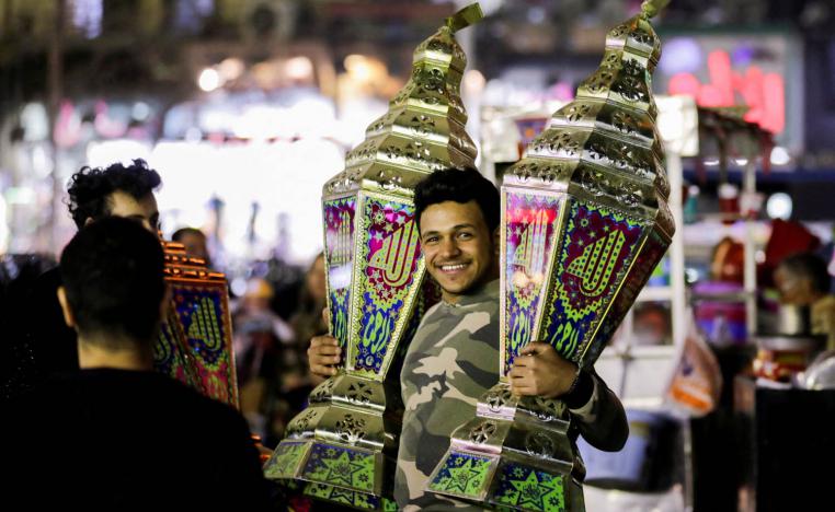 مصري يرفع فوانيس رمضان في أحد أسواق القاهرة