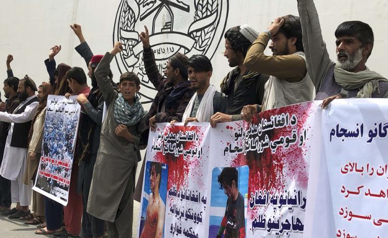 الافغان احتجوا على تعرض لاجئين الشباب في إيران لمضايقات وإهانات من قبل إيرانيين