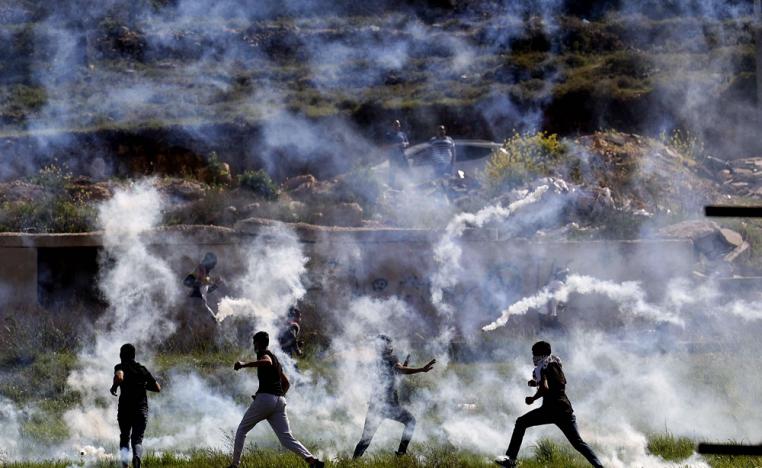 الجيش الاسرائيلي  اطلق الرصاص الحي والقنابل الصوتية والغاز المسيل للدموع على الشبان الفلسطينين