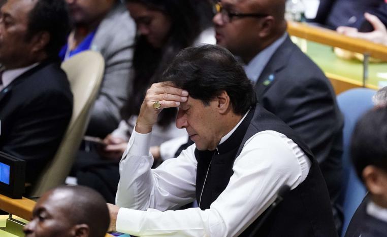 عمران خان أول رئيس وزراء لباكستان يطاح به في اقتراع على حجب الثقة