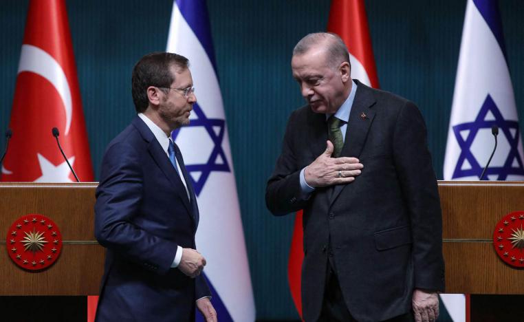 الرئيس التركي رجب طيب أردوغان مع نظيره الاسرائيلي اسحاق هيرتزوغ