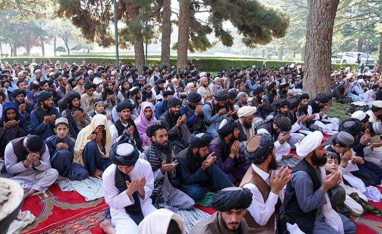 زعيم طالبان ألقى خطابه من الصف الامامي للمصلين دون يلتف للحشود خلفه