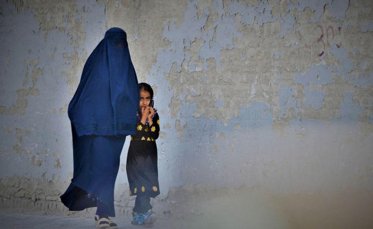 أفغانية مبرقعة مع ابنتها في كابول