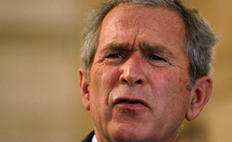 بوش يحول الزلة الى مزاح، ويضحك الجمهور
