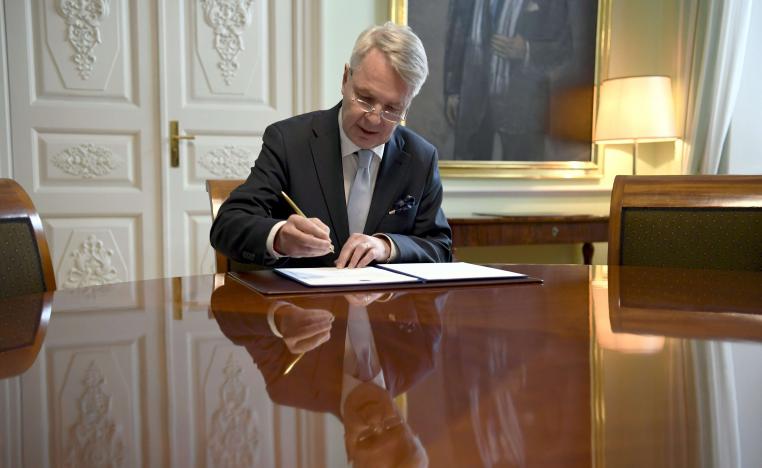 وزير الخارجية الفنلندي يوقع على عريضة الانضمام للناتو بعد موافقة البرلمان بأغلبية ساحقة على مشروع الانضمام