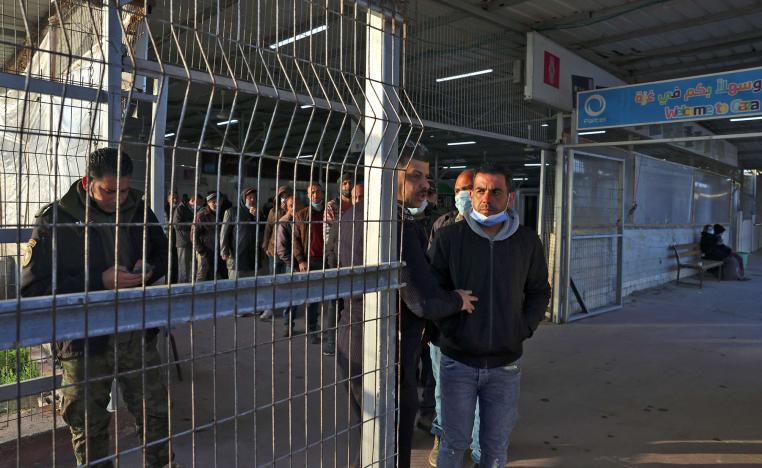 العمل لدى "العدو" أسهل وأعلى أجرا