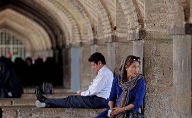 إيرانيون عند سد قريب من اصفهان