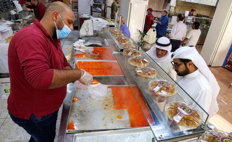 كويتيون يشترون حلويات
