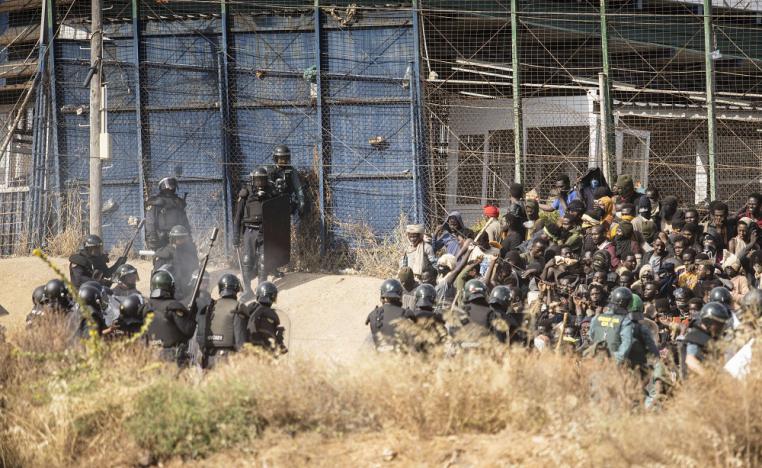 السلطات المغربية والاسبانية تسيطر على الوضع بعد محاولة عنيفة من قبل مئات المهاجرين لاقتحام عنيفة للسياج الحدودي