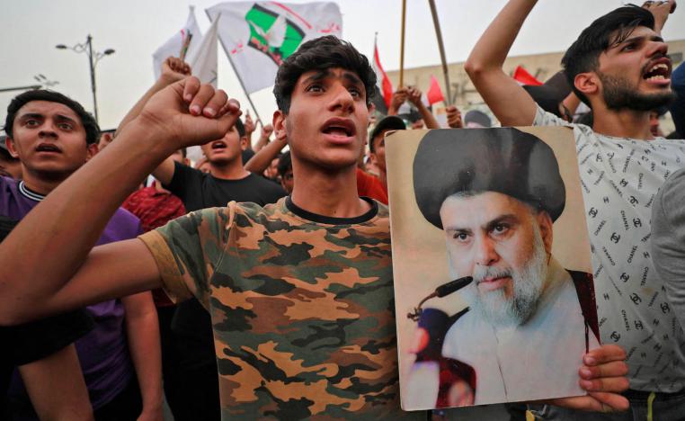 متظاهرون يرفعون صورا لمقتدى الصدر في بغداد