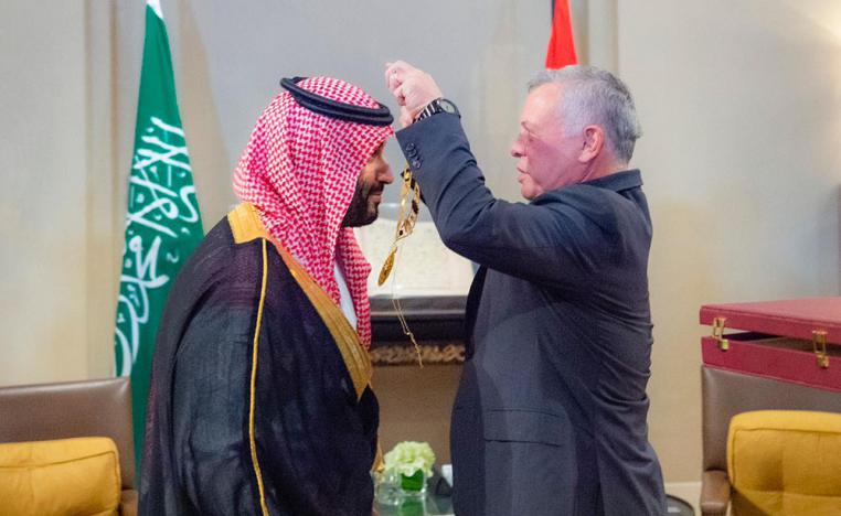الملك عبدالله الثاني يقلد الأمير محمد أرفع وسام مدني في الأردن