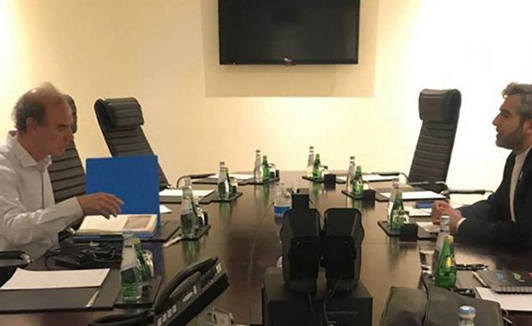 كبير المفاوضين الإيرانيين علي باقري في حوار مع إنريكي مورا مفاوض الاتحاد الأوروبي في المفاوضات النووية