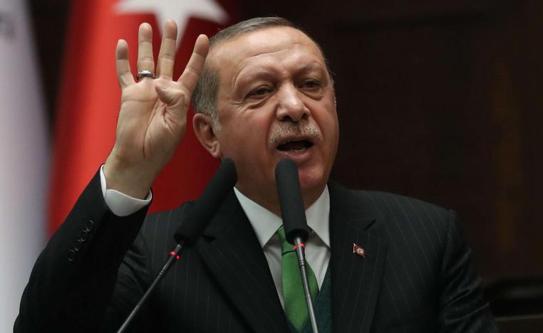 الرئيس التركي يرفع شعار رابعة المساند للإخوان المسلمين