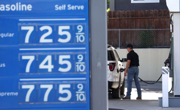 بايدن يواجه ازمة في ارتفاع أسعار البنزين في الولايات المتحدة
