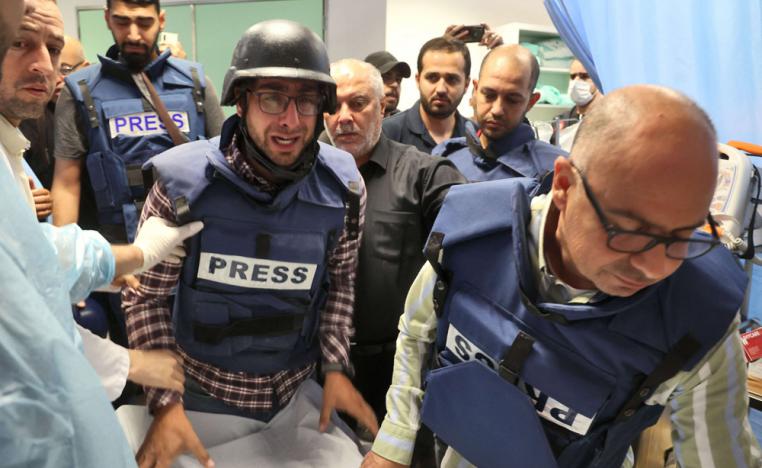 صحفيون فلسطينيون أثناء نقل شيرين أبو عاقلة إلى المستشفى بعد إصابتها برصاصة في الرأس