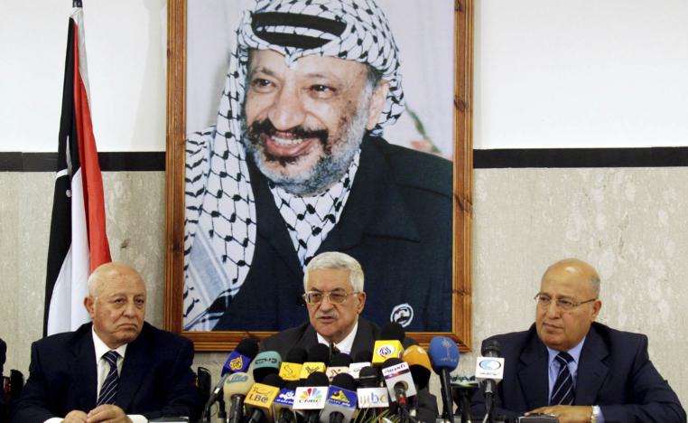 الرئيس الفلسطيني محمود عباس يتوسط المفاوضين احمد قريع ونبيل شعث (2005)