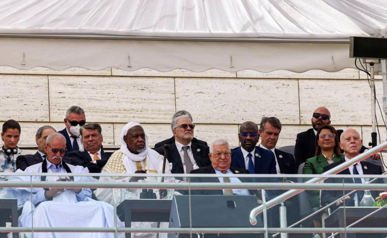 الرئيس الفلسطيني محمود عباس بجانب رئيس بوليساريو إبراهيم غالي خلال استعراض عسكري جزائري