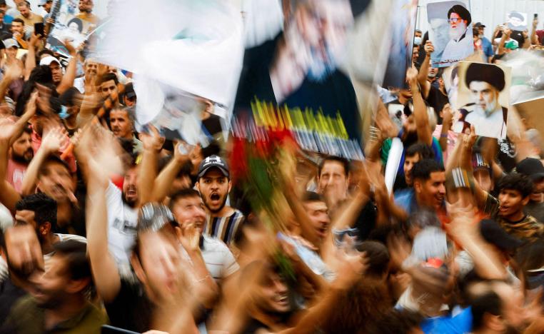 متظاهرون عراقيون مؤيدون لمقتدى الصدر