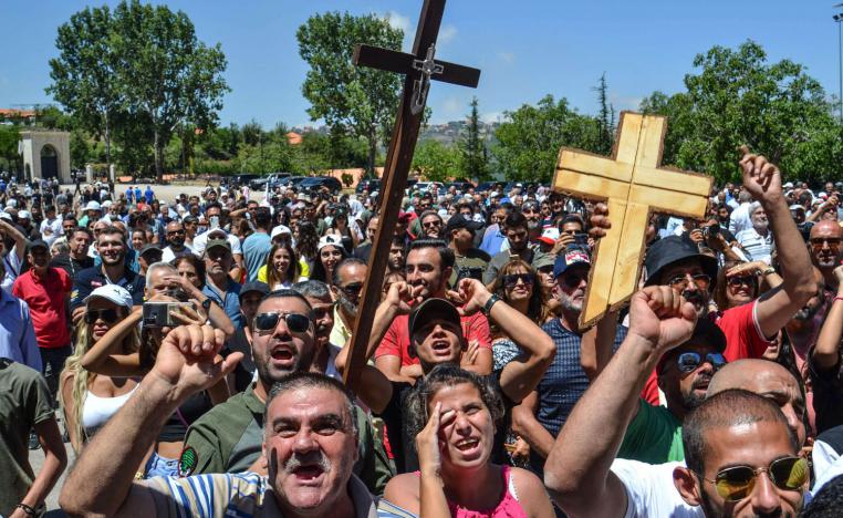 مسيحيون مارونيون لبنانيون يحتجون على استجواب موسى الحاج