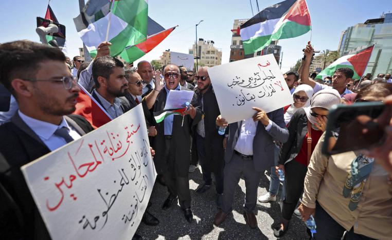 فلسطينيون يتظاهرون في رام الله ضد الحكم بمراسيم