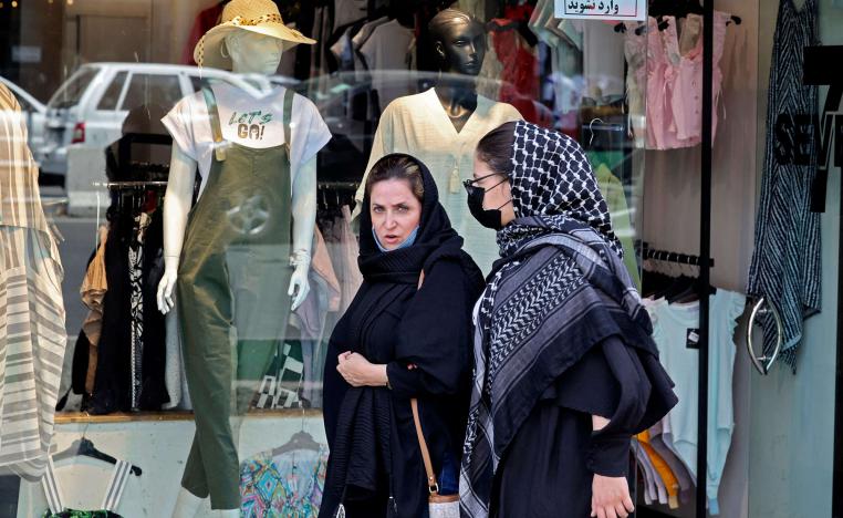 امرأتان تتجولان في سوق في العاصمة الايرانية طهران