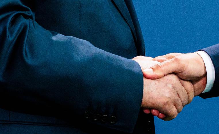 الرئيس الفلسطيني محمود عباس يصافح المستشار الألماني أولاف شولتز