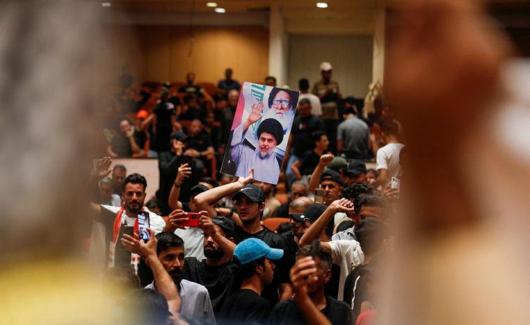 مقتدى الصدر يجيد لعبة تحريك الشارع في الضغط على خصومه