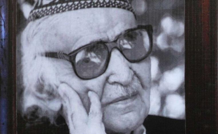 ولد الجواهري في النجف عام 1899، وتخصص في الدراسات الإسلامية قبل أن يصبح شاعرا وكاتبا وصحفيا.
