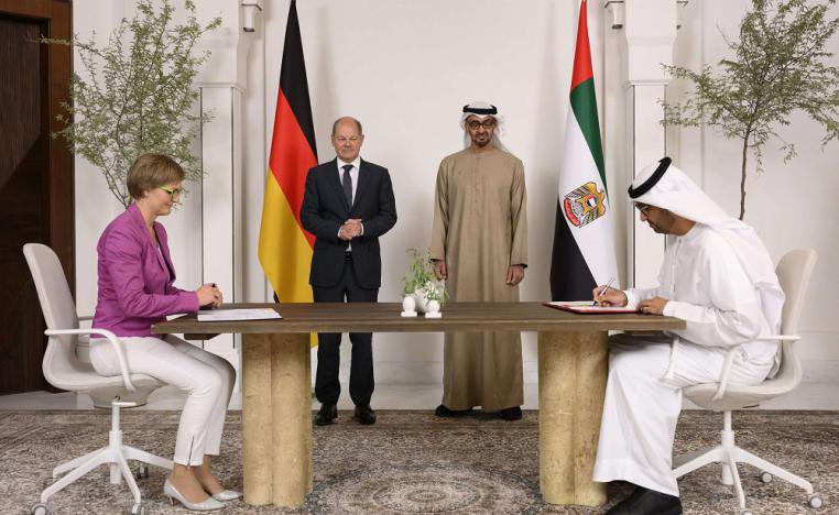 شولتس والشيخ محمد بن زايد يحضران التوقيع على اتفاقية لتزويد المانيا بالغاز الإماراتي