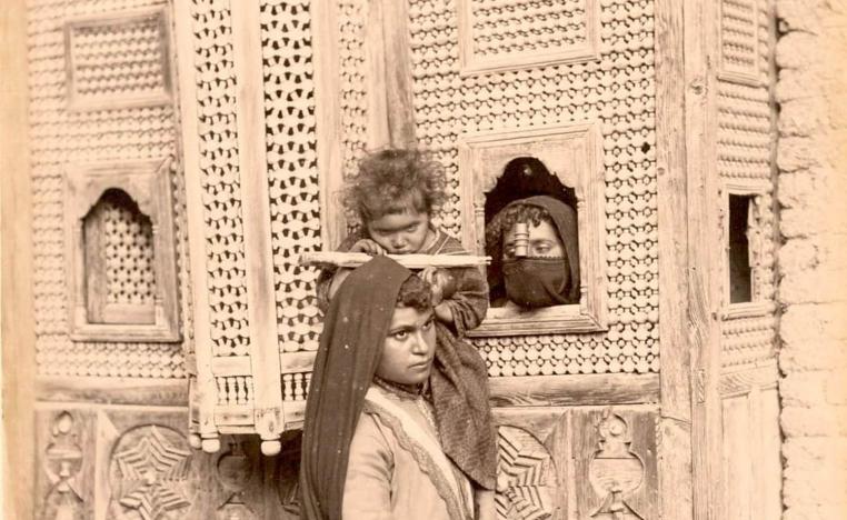 مشربية في القاهرة (صورة فوتوغرافية من عام 1880، للمصور والكاتب الفرنسي فيليكس بونفيس)