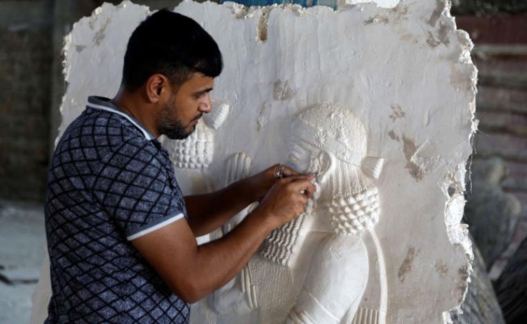 عراقيون يُعيدون بناء جداريات تُصوّر تاريخ بلادهم