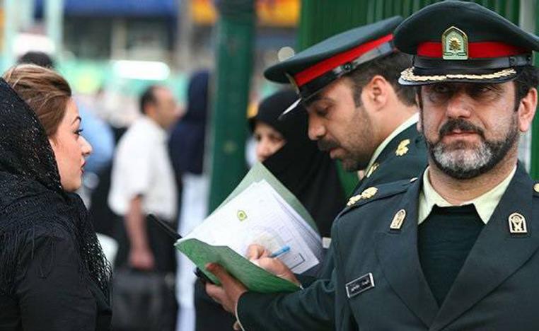 شرطة الأخلاق بإيران تراقب لباس حجاب النساء