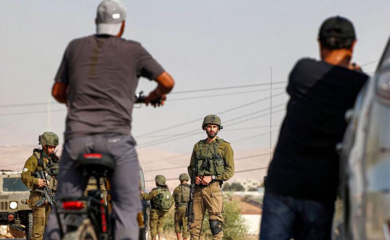 جنود إسرائيليون يمنعون فلسطينيين من المرور في طريق بالقرب من القدس
