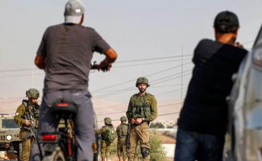 جنود إسرائيليون يمنعون فلسطينيين من المرور في طريق بالقرب من القدس
