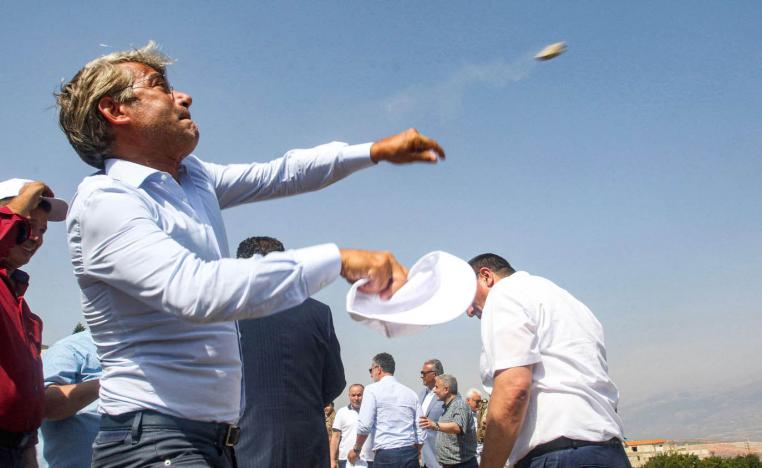 وزير الطاقة اللبناني وليد فياض يرمي حجارة صوب إسرائيل