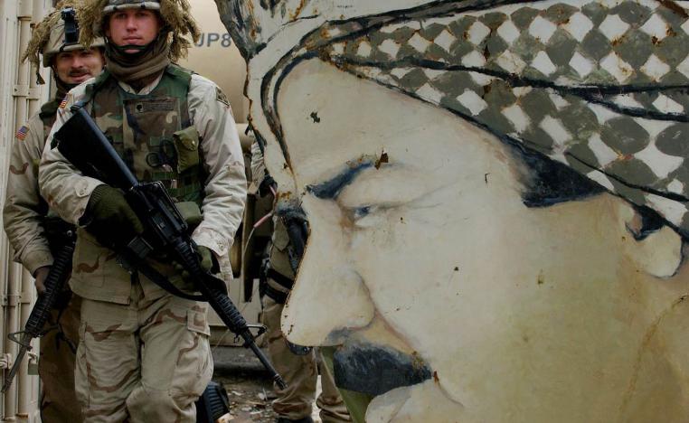 جنود أميركيون مع جدارية لصدام حسين في بغداد