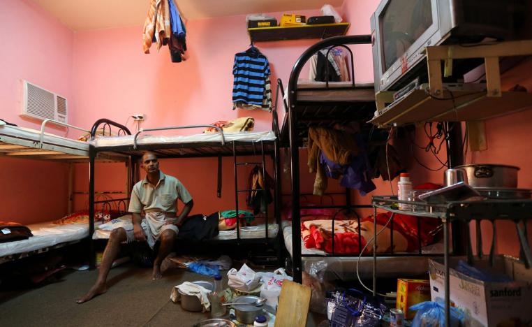 كشف الوثائقي غرف نوم مليئة بالحشرات حيث ينام العمال في أسرّة من طابقين